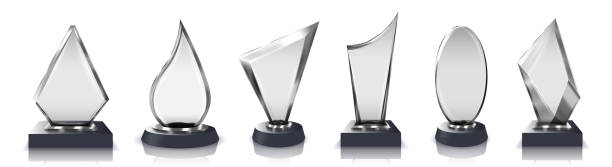 ガラスのトロフィー。セレモニー、コンテストのチャンピオン、または受賞者のクリスタル透明賞は、分離されたベクトルイラストを設定します - award trophy glass crystal点のイラスト素材／クリップアート素材／マンガ素材／アイコン素材