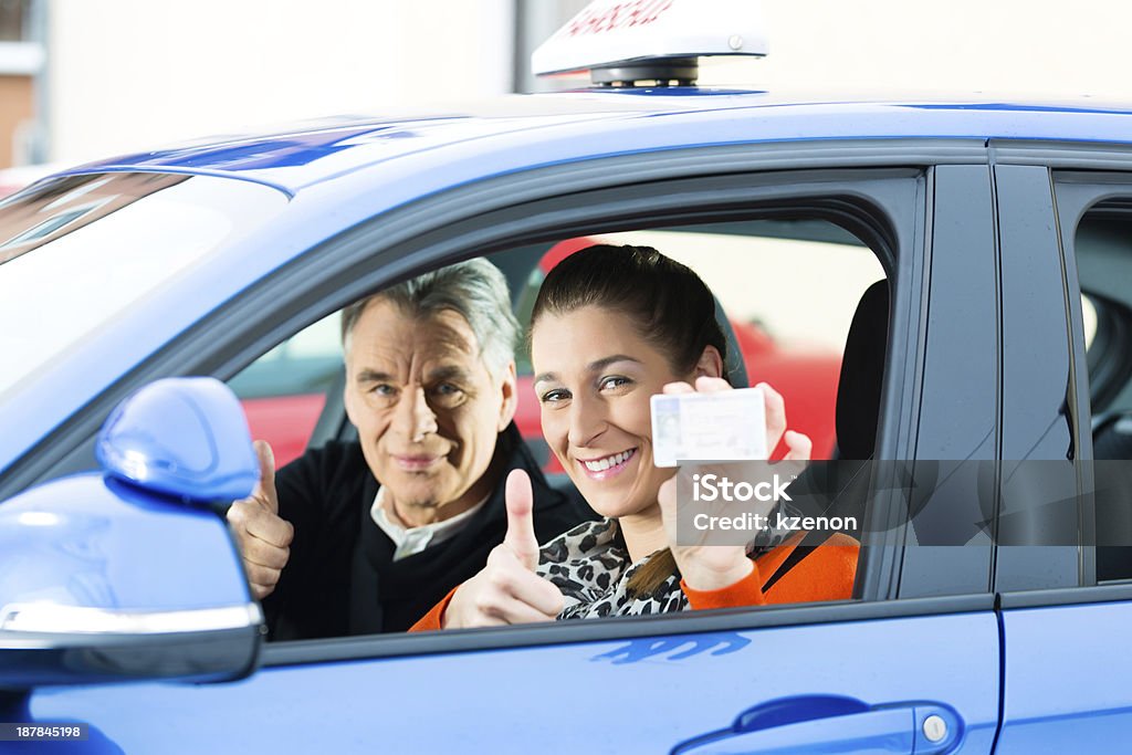 Junge Frau im Auto-Unterricht - Lizenzfrei Fahrprüfung Stock-Foto