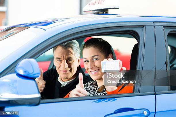 Junge Frau Im Autounterricht Stockfoto und mehr Bilder von Fahrprüfung - Fahrprüfung, Übergeben, Junger Erwachsener