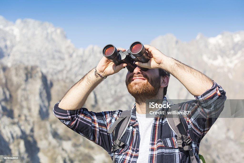 若い男性、Binocular 山の - 1人のロイヤリティフリーストックフォト