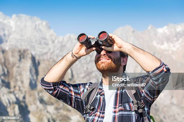 若い男性binocular 山の - 1人のストックフォトや画像を多数ご用意 - 1人, アクティブライフスタイル, クライミング