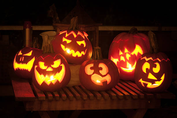 jack o'lanterns - halloween pumpkin party carving fotografías e imágenes de stock