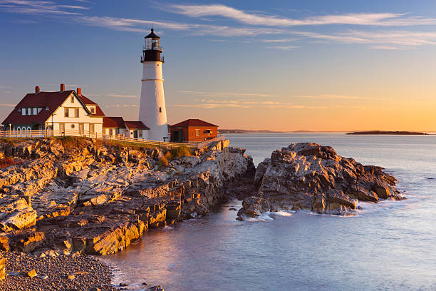 portland head lighthouse, maine, usa bei sonnenaufgang - coastal sunrise stock-fotos und bilder