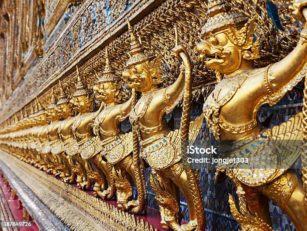 Garuda In Wat Phra Kaew Grand Palace Foto de stock y más banco de imágenes de Aire libre - Aire libre, Antiguo, Arquitectura