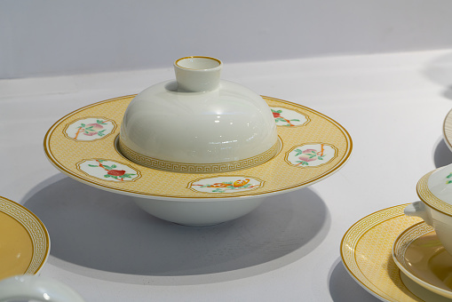 Porcelain for the dining table: plates and bowls