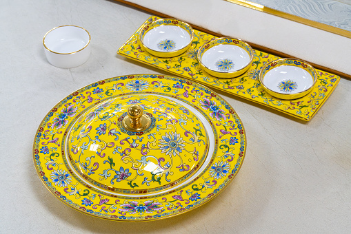 Porcelain for the dining table: plates and bowls