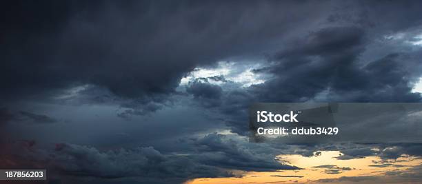 Foto de Dramáticas Nuvens De Tempestade No Pôrdosol e mais fotos de stock de Azul - Azul, Cirro, Cirro-cúmulo