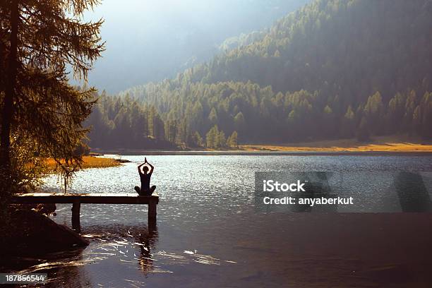 Yoga Auf Den See Stockfoto und mehr Bilder von Yoga - Yoga, Meditieren, Zen