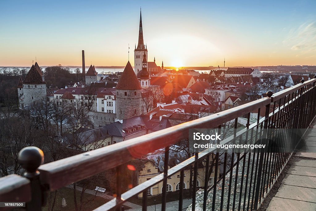 Tôt le matin avec le lever du soleil dans la vieille ville de Tallinn - Photo de Architecture libre de droits