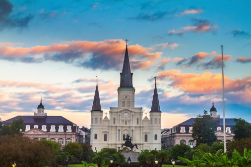 St. Louis cathedral in Jackson Park, New Orleans, LA。 Jackson Square, also known as Place d'Armes, is a historic park in the French Quarter of New Orleans, Louisiana.