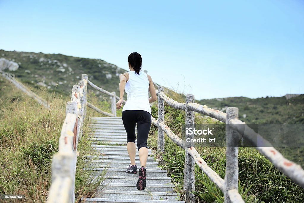 fitness femme runner mountain escaliers - Photo de Escalier libre de droits