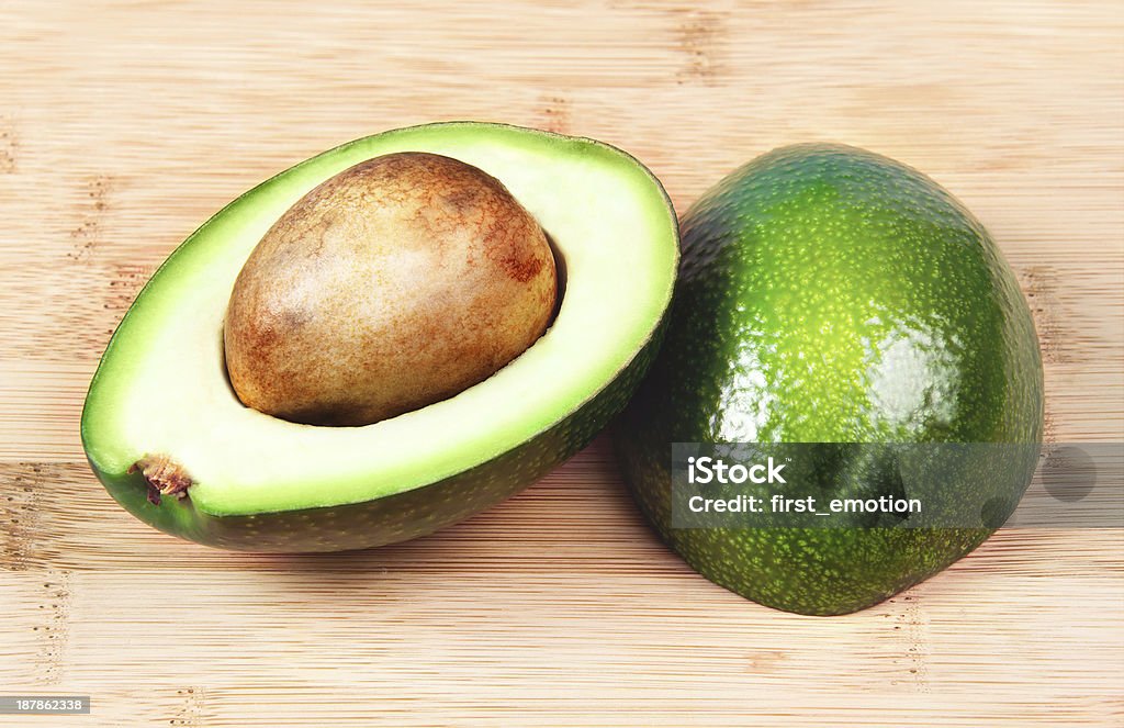 Dos mitades de aguacate - Foto de stock de Aguacate libre de derechos