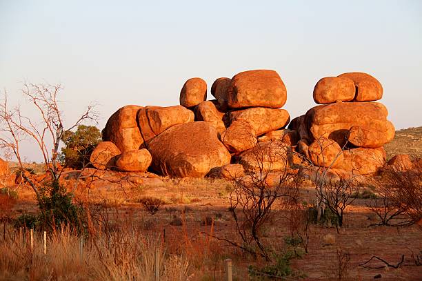 devils marbles (karlu karlu) - devils marbles fotografías e imágenes de stock