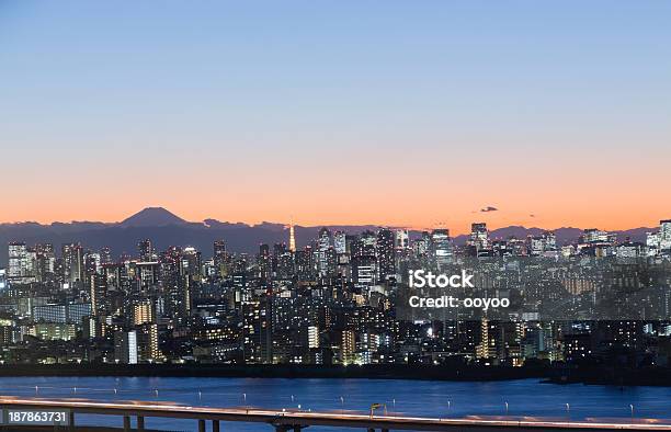 Foto de Horizonte De Tóquio Ao Anoitecer e mais fotos de stock de Apartamento - Apartamento, Arquitetura, Arranha-céu