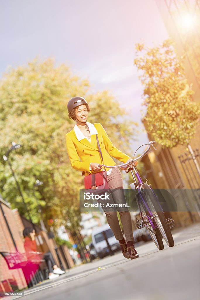 Frau mit dem Fahrrad - Lizenzfrei Afrikanischer Abstammung Stock-Foto
