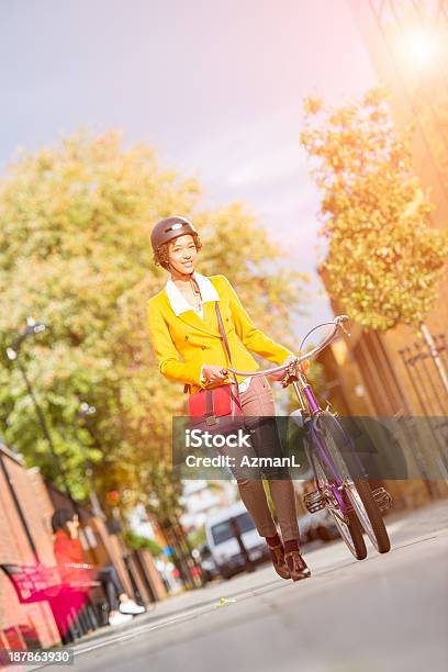 Mulher Com Bicicleta - Fotografias de stock e mais imagens de 30-39 Anos - 30-39 Anos, Adulto, Adulto de idade mediana