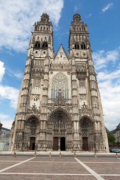 gótica catedral de saint gatien en tridimensionales - rose window window church built structure fotografías e imágenes de stock