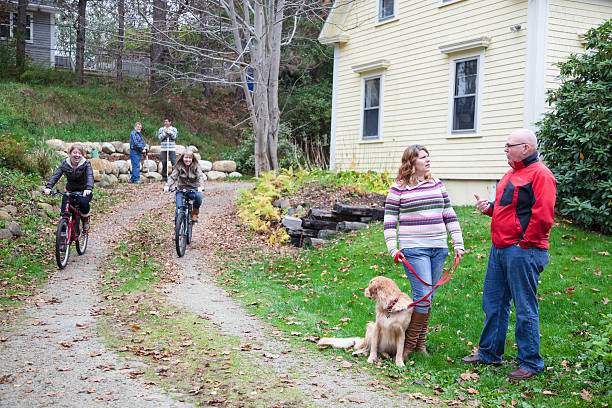 neighborhood adolescente outono cena família ciclismo - active seniors enjoyment driveway vitality imagens e fotografias de stock