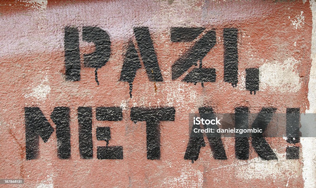Sarajevo parete con punto di avviso - Foto stock royalty-free di Buco di proiettile