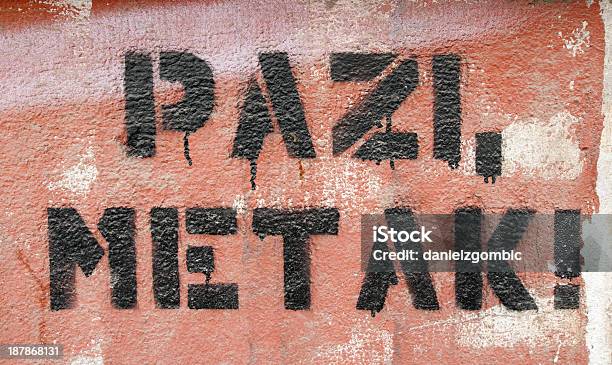 Сараево Стена С Пуля Предупреждения — стоковые фотографии и другие картинки Пулевое отверстие - Пулевое отверстие, Стена, Stop - английское слово