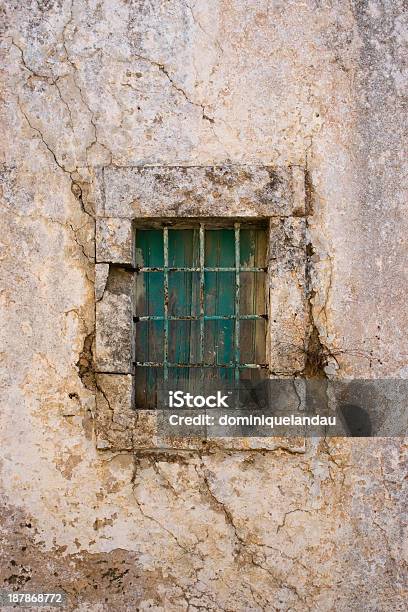 Pequeno Verde Janela - Fotografias de stock e mais imagens de Antigo - Antigo, Ao Ar Livre, Arquitetura