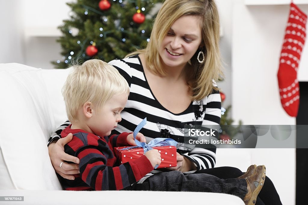 Europäischer Abstammung Kleinkind öffnen Weihnachtsgeschenk - Lizenzfrei 2-3 Jahre Stock-Foto