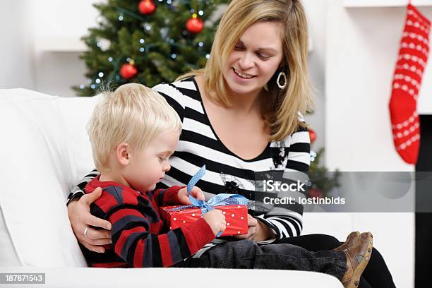 Europäischer Abstammung Kleinkind Öffnen Weihnachtsgeschenk Stockfoto und mehr Bilder von 2-3 Jahre