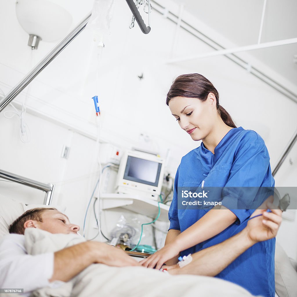 Infirmière en prenant soin de patient - Photo de Patient libre de droits