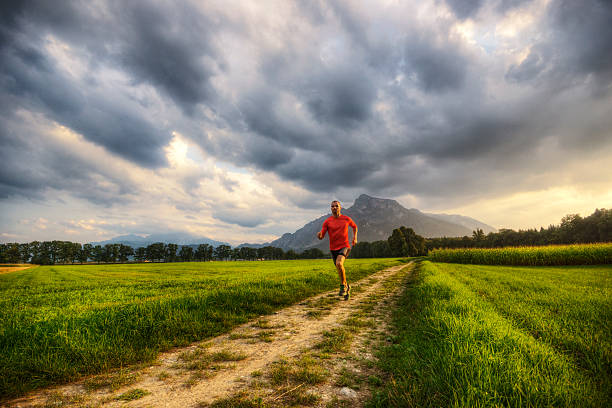 correr através dos alpes vale - valley storm thunderstorm mountain imagens e fotografias de stock