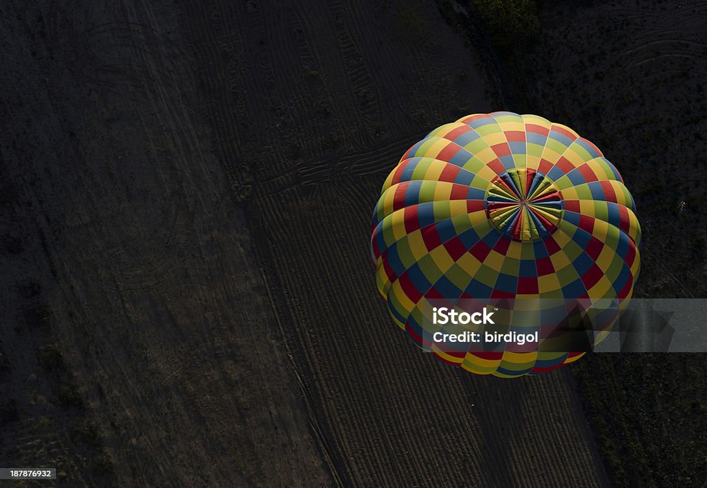 Coloridos globos de aire caliente volando sobre la granja - Foto de stock de Aire libre libre de derechos