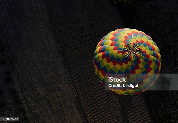 Kolorowe Gorące Powietrze Balony Latające Nad Farm - zdjęcia stockowe i więcej obrazów Balon na ogrzane powietrze - Balon na ogrzane powietrze, Dzień, Fotografika