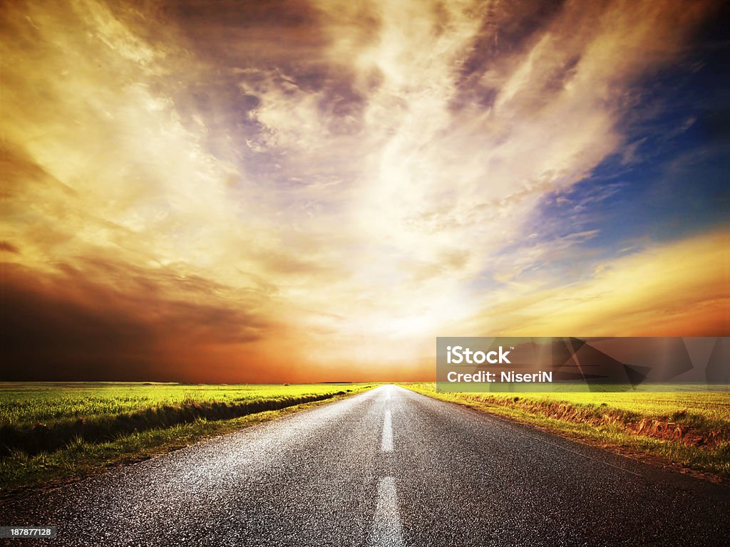Vacía carretera asfaltada.  Sunset Sky - Foto de stock de Largo - Longitud libre de derechos