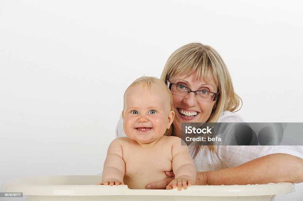De Grand-mère donne sa petite-fille - Photo de Adulte libre de droits
