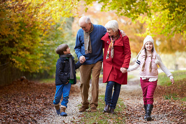 nipoti e nonni in piedi autunno - autumn women leaf scarf foto e immagini stock