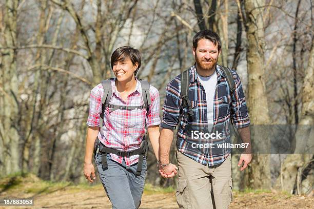 Photo libre de droit de Jeune Couple De Randonnée Dans La Nature banque d'images et plus d'images libres de droit de Activité - Activité, Adulte, Amitié