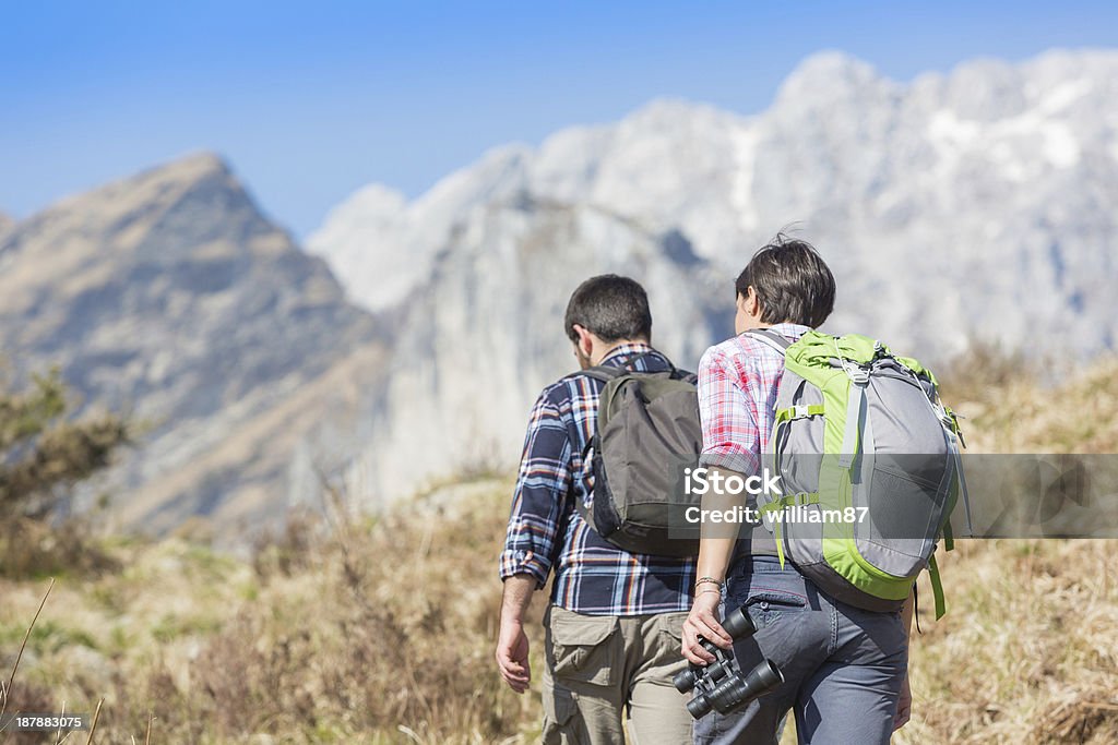 Jovem casal caminhadas na natureza - Foto de stock de Adulto royalty-free