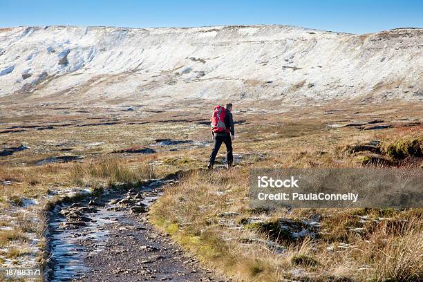 Hiking Su Un Percorso Di Materiale Congelato - Fotografie stock e altre immagini di Yorkshire - Yorkshire, Camminare, Inghilterra