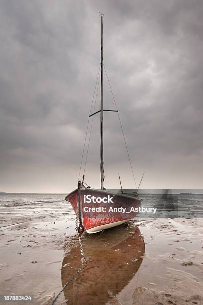 Żeglarstwo Dinghies - zdjęcia stockowe i więcej obrazów Równina błotna - Równina błotna, Bez ludzi, Błoto