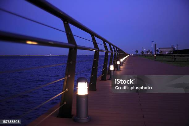 Passeio De Tábuas À Noite - Fotografias de stock e mais imagens de Ao Ar Livre - Ao Ar Livre, Arquitetura, Azul