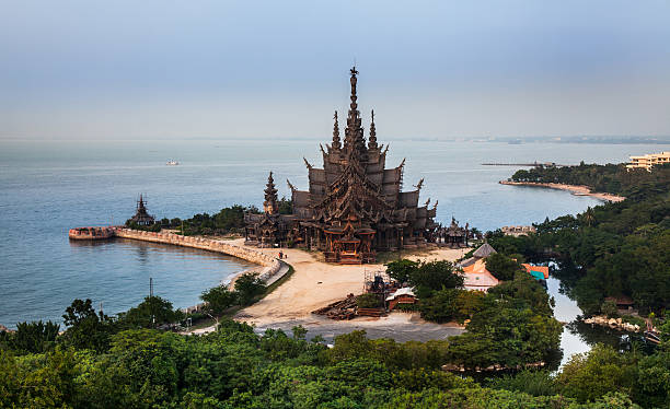 santuário de verdade, pattaya, imperiosamente, maior-estrutura de madeira na tailândia. - pattaya imagens e fotografias de stock