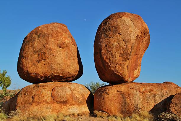 デビルズマーブルズ（karlu karlu ) - devils marbles ストックフォトと画像