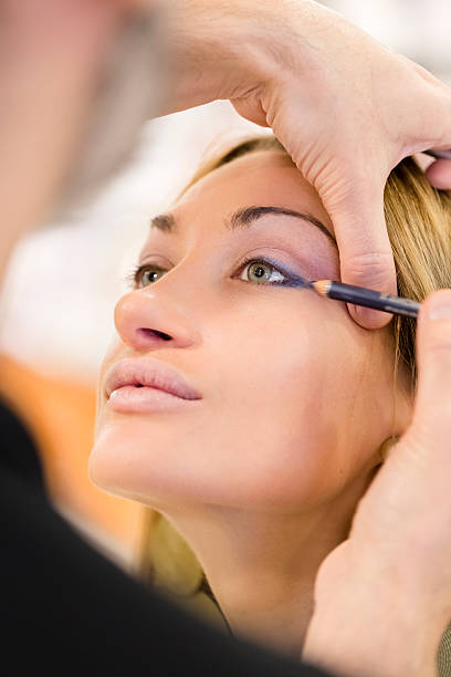 maquiagem - make up makeup artist make up brush applying - fotografias e filmes do acervo