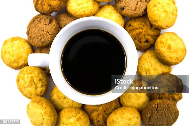 Nero Caffè Con Biscotti Isolato - Fotografie stock e altre immagini di Bevanda analcolica - Bevanda analcolica, Bianco, Bibita