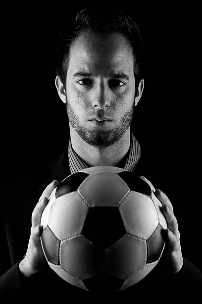 & preto e branco retrato de um empresário (gerente) segurando uma bola de futebol - office business soccer exercising - fotografias e filmes do acervo