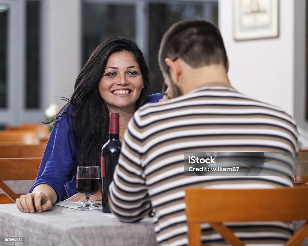 Pareja joven romántica en el restaurante - Foto de stock de Adulto libre de derechos