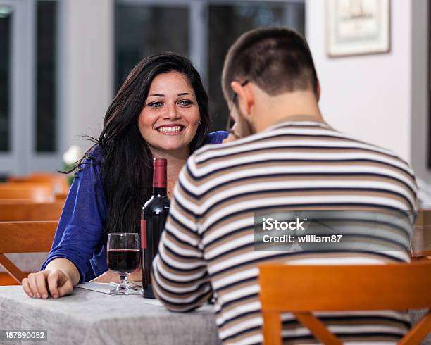 Foto de Casal Jovem Romântico No Restaurante e mais fotos de stock de Adulto - Adulto, Almoço, Amor