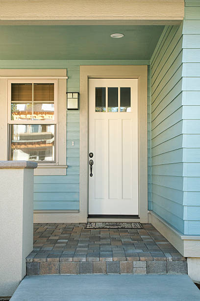 istock Closed white door of a home 187890213