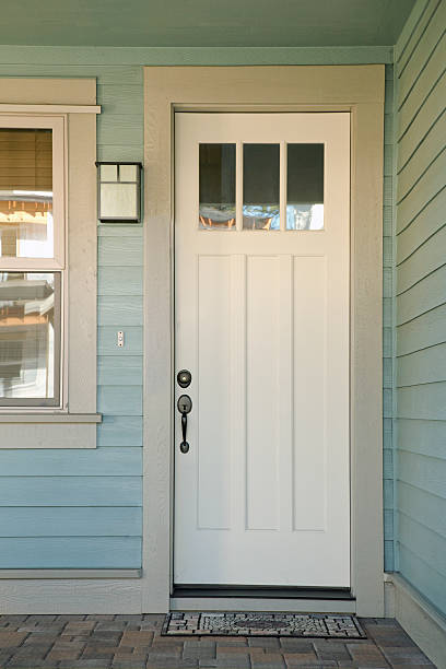 istock Closed white door of a home 187890229