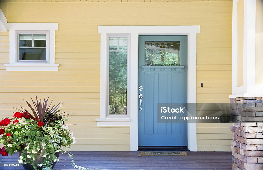 Vordereingang eines zu Hause mit blue door - Lizenzfrei Haustür Stock-Foto