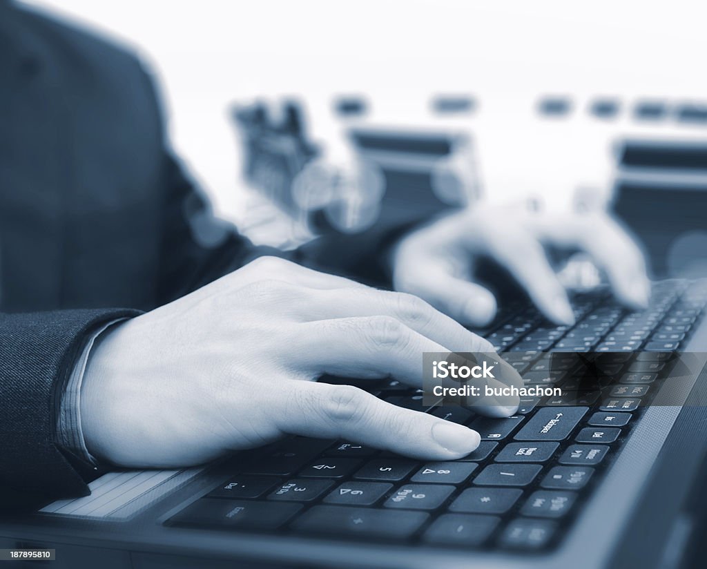 Primer plano de las manos escribiendo macho - Foto de stock de Componente de ordenador libre de derechos